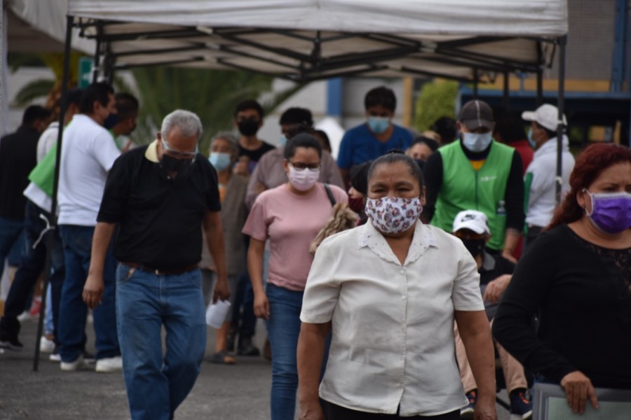 Adultos mayores de Iztapalapa acuden por su segunda dosis contra Covid-19 en la FES Zaragoza