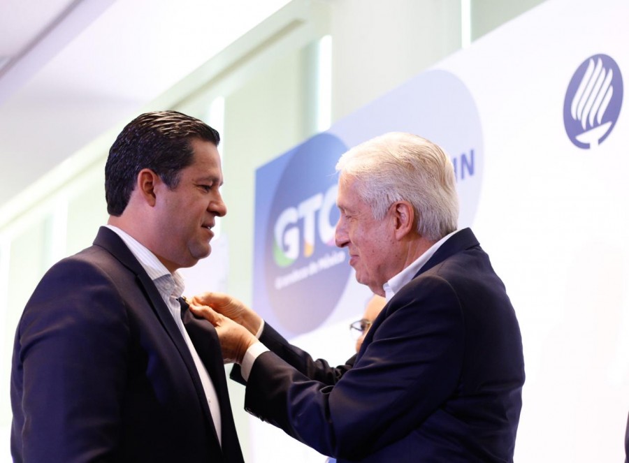 Exhorta gobernador Sinhue a becarios a cumplir sus sueños y no olvidar sus raíces