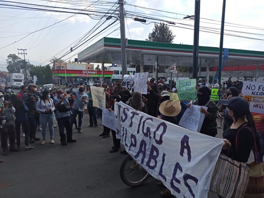 Feministas protestan por accidente en la Línea 12