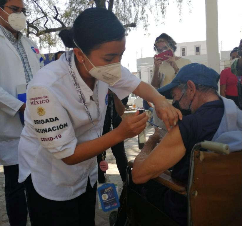 En Guanajuato, vacunan a adultos mayores a domicilio y a indigentes