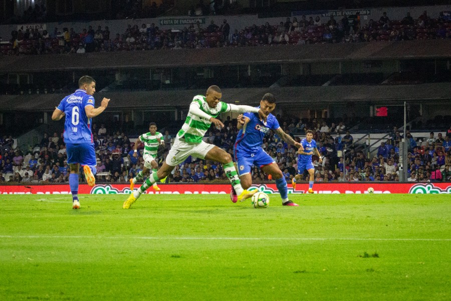 CRUZ AZUL SE IMPONE A SANTOS EN EL ESTADIO AZTECA PARA CERRAR LA FASE REGULAR