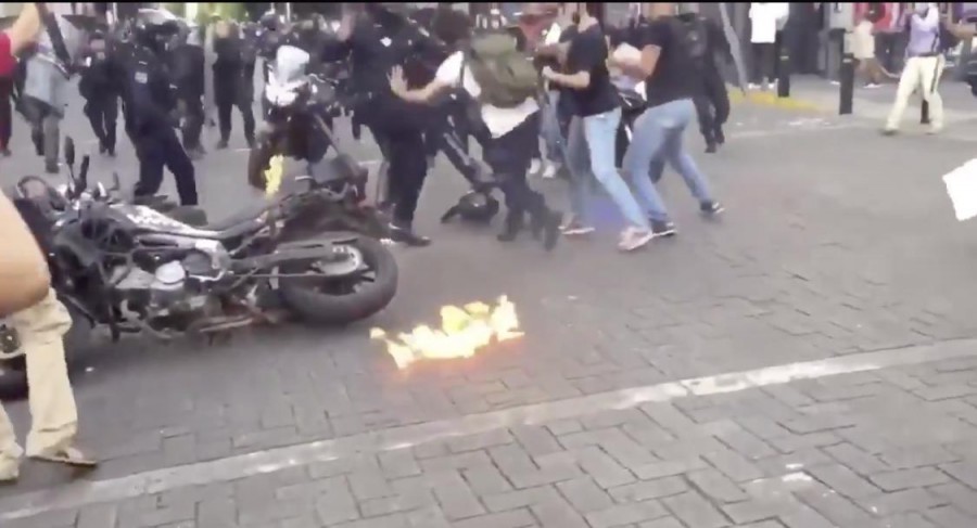 Confrontamiento entre manifestantes y policía de Jalisco