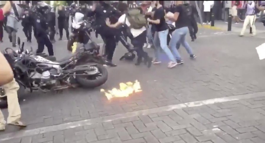 Confrontamiento entre manifestantes y policía de Jalisco