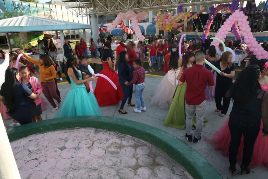 Quinceañeras celebran en penal de Santa Martha