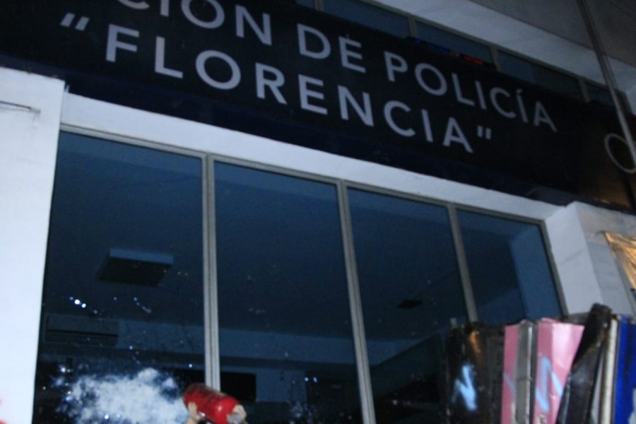Manifestantes prenden fuego a estación de la SSC