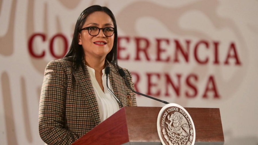Subsecretaria de Bienestar abandona San Lázaro en ambulancia