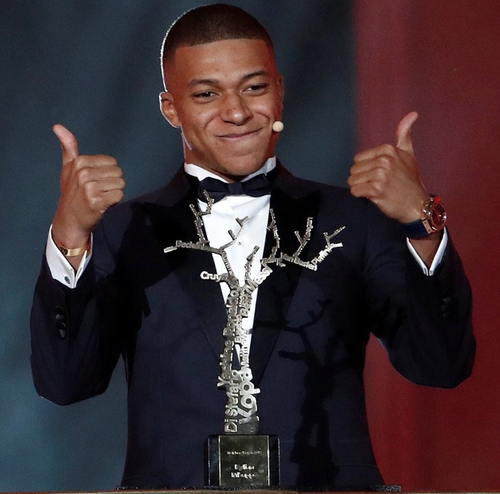 Mbappé, se va a casa con el Trofeo Kopa