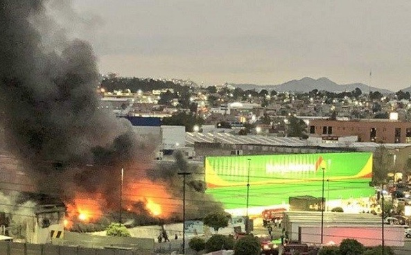 Incendio en Bodega Aurrera de Naucalpan