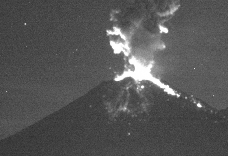 Popocatépetl registra fuerte explosión con fragmentos incandescentes