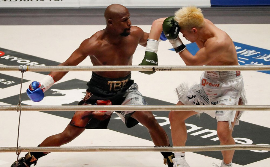 Mayweather Jr. noquea a Nasukawa en menos de tres minutos