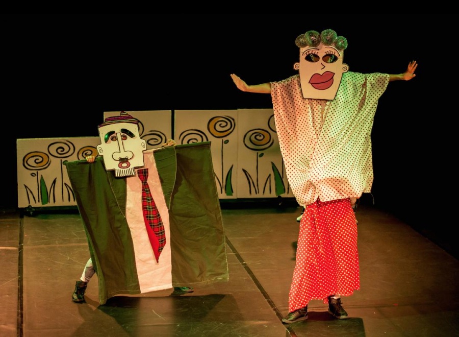 Athosgarabathos, invita a niñas y niños, a divertirse con una danza llena de aventuras de gigantes