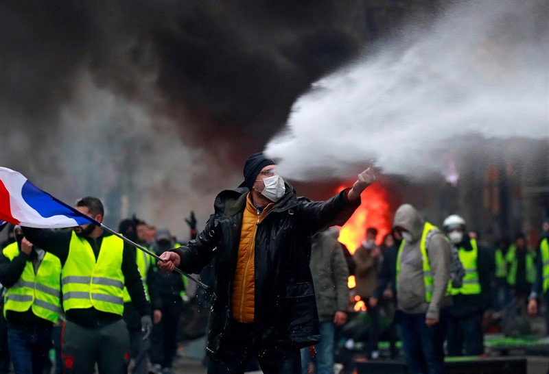 Chalecos amarillos esperan respuesta de Emmanuel Macron, tras protestas