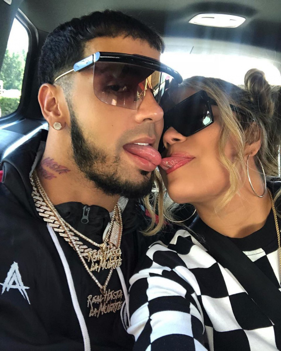 Anuel AA se tatúa enorme imagen de él y Karol G