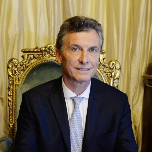 Macri aumenta su salario por decreto en un 25%