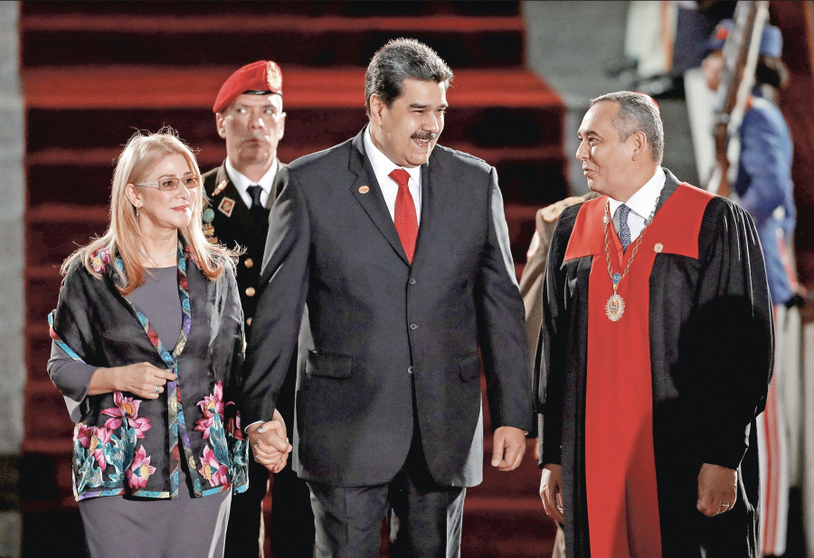 Aislado y en total quiebra, Maduro asume mandato