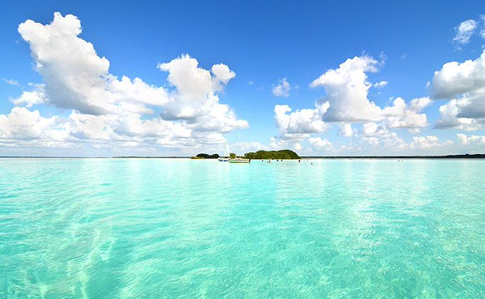 El Pueblo Mágico de Bacalar en Quintana Roo, te invita a sumergirte en el exquisito azul de su laguna