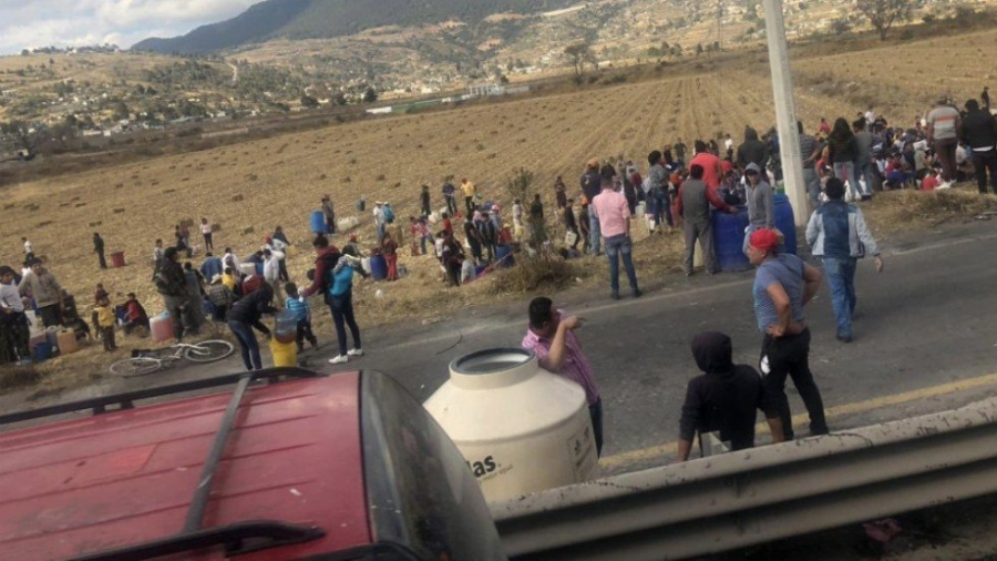 Es saqueada por pobladores una toma clandestina en Acambay Estado de México