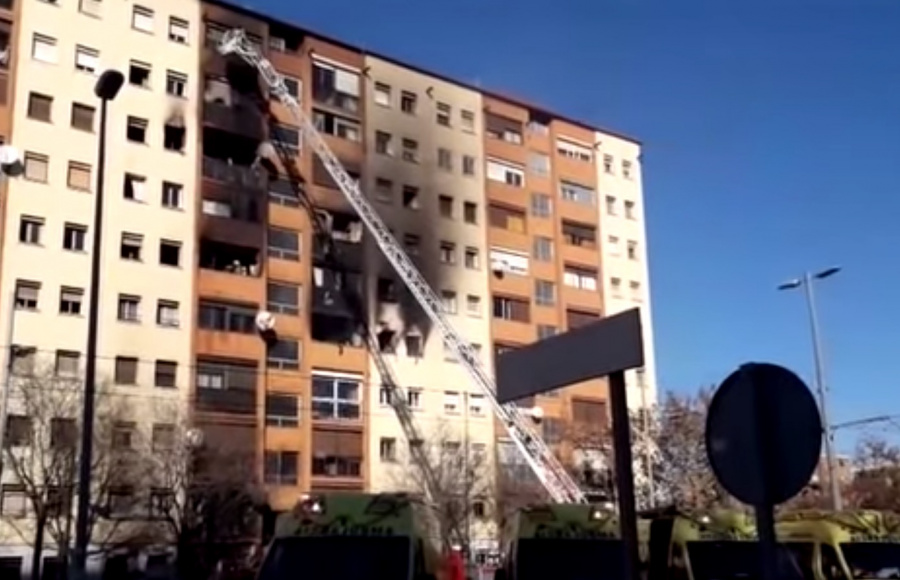 Incendio en Badalona, deja al menos tres muertos y 16 heridos