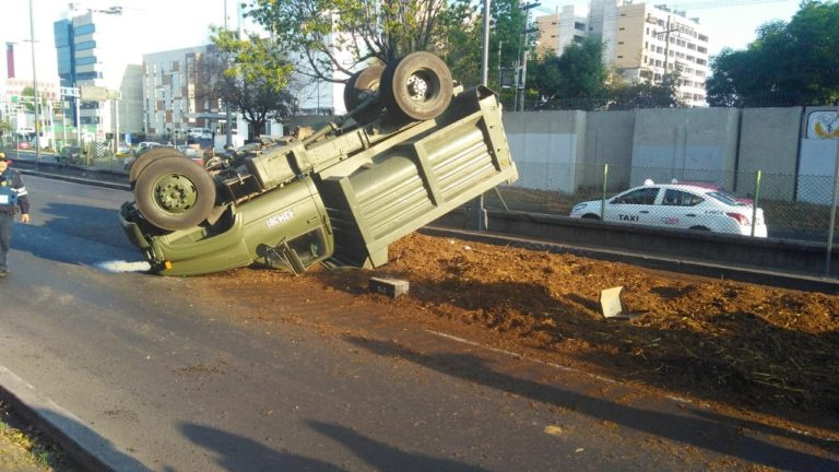 Se vuelca camión de Sedena a la altura de Viaducto, Tlalpan