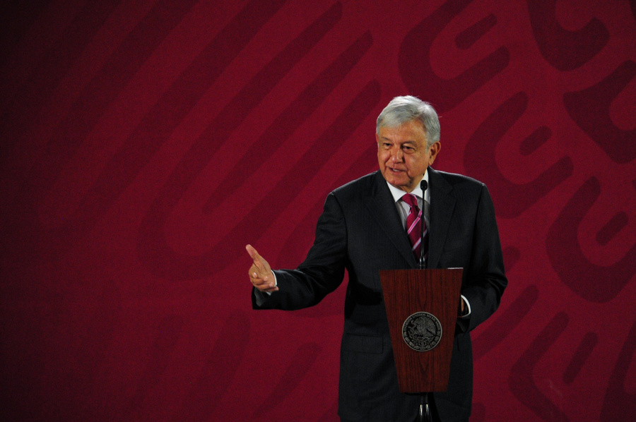 AMLO pide a funcionarios del INAI que bajen sus salarios
