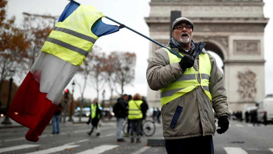 Tras protestas, Gobierno de Francia suspende aumento a los combustibles