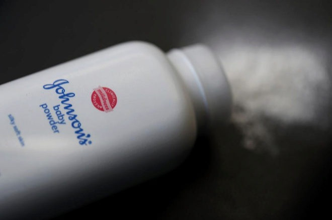 Talco con asbesto de Johnson & Johnson tira sus acciones