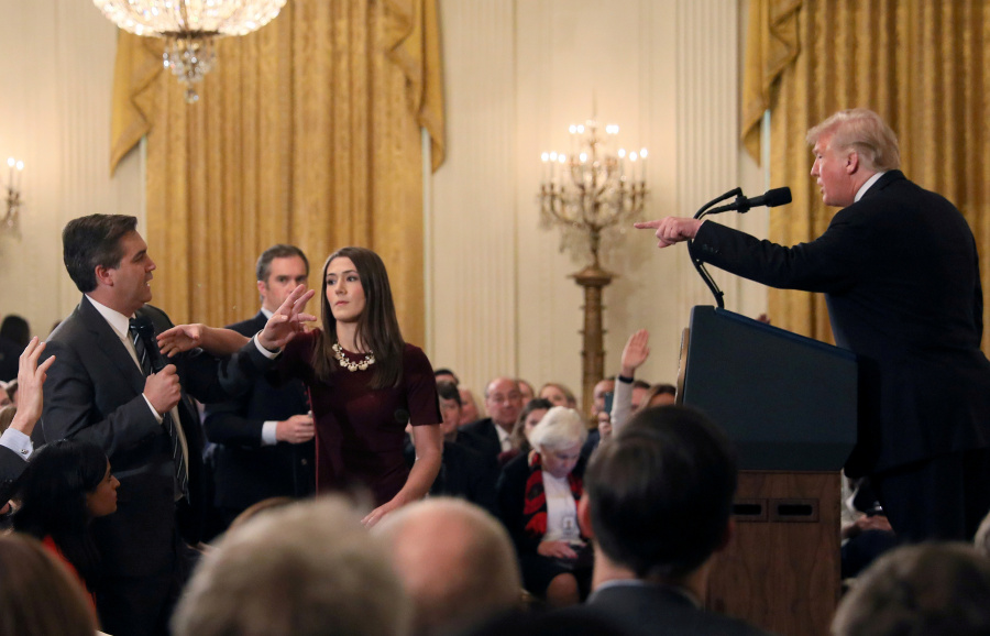 Juez ordena a la Casa Blanca devolver credencial a Jim Acosta