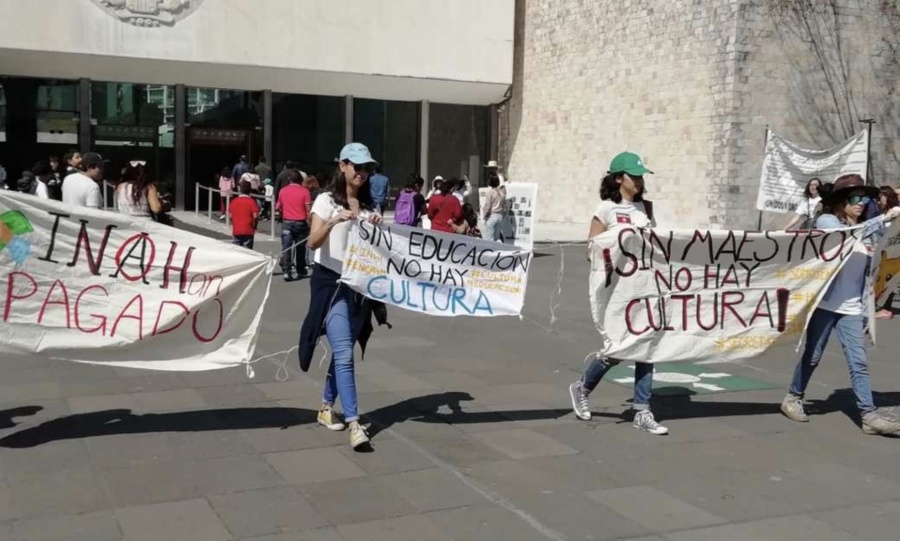 Protestan empleados y opacan aniversario de Antropología