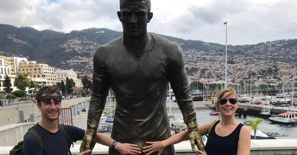 Turistas desgastan entrepierna del bulto de Cristiano Ronaldo