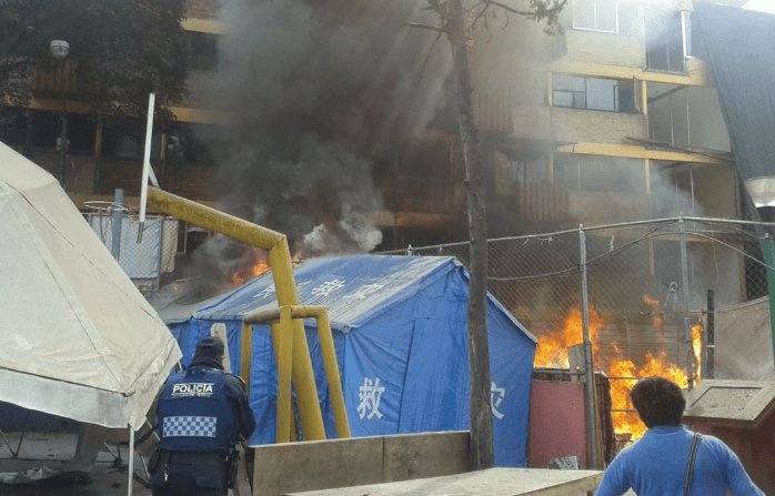 Afectados del multifamiliar Tlalpan se ven perjudicados por un incendio en casas de campaña
