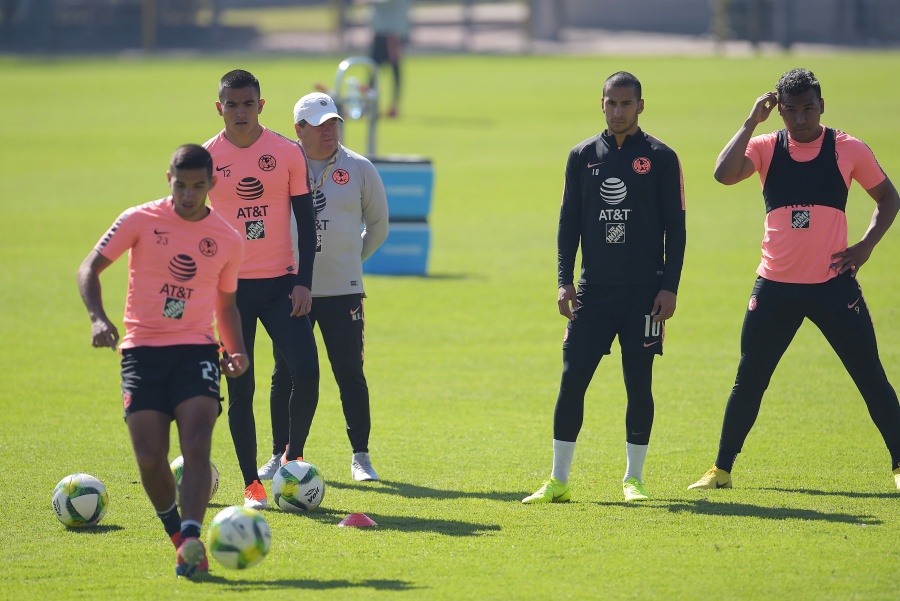 Pese a inminente salida, Cecilio Domínguez sigue entrenando con América