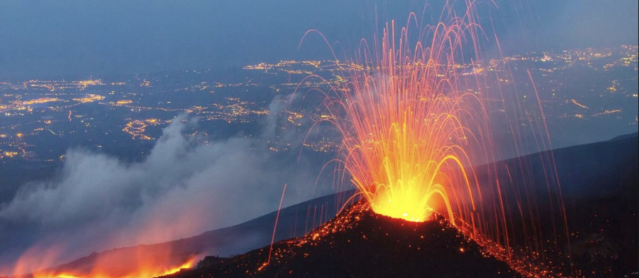 Volcán Stromboli hace erupción