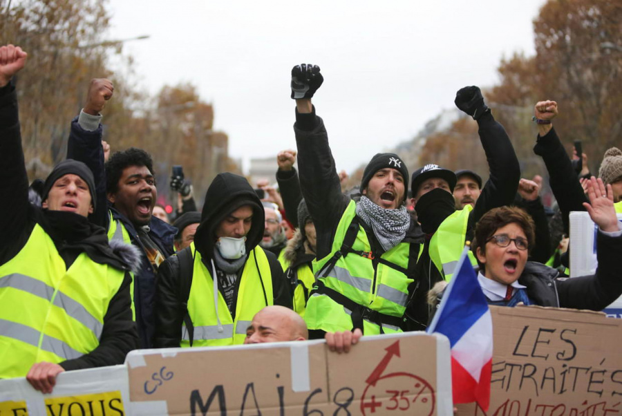 Por ‘gasolinazo’, arrojan estiércol en oficinas de Macron