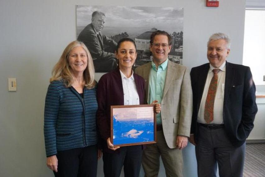 Sheinbaum se reúne con investigadores de la Universidad de California