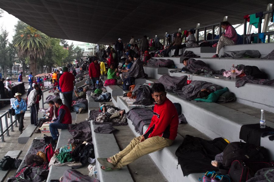 Personal de la PBI, traslada a migrantes centroamericanos a albergues de la CDMX