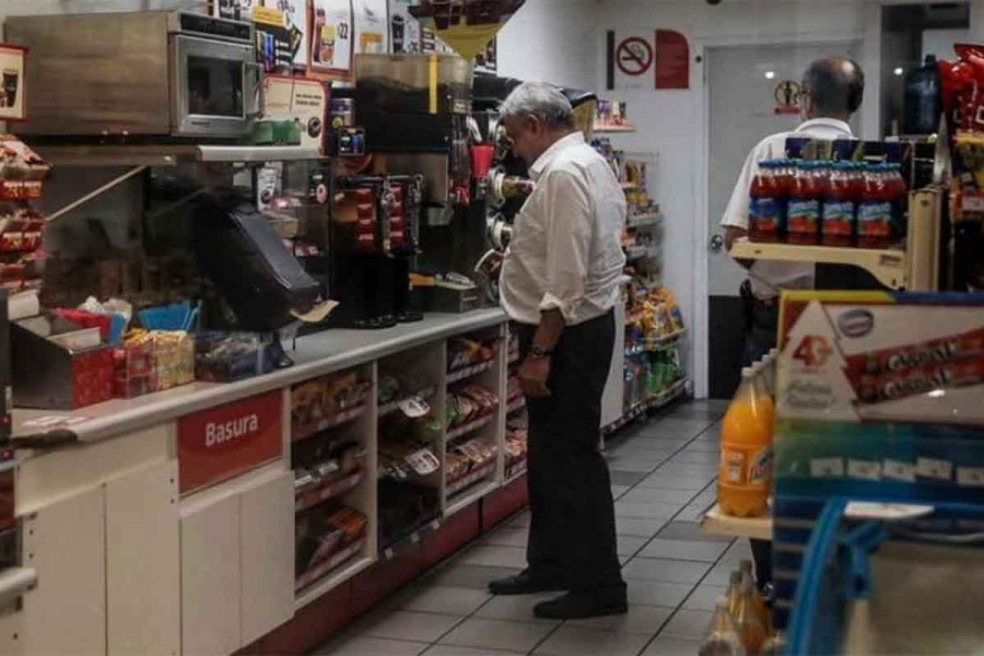 AMLO da la sorpresa al visitar un OXXO