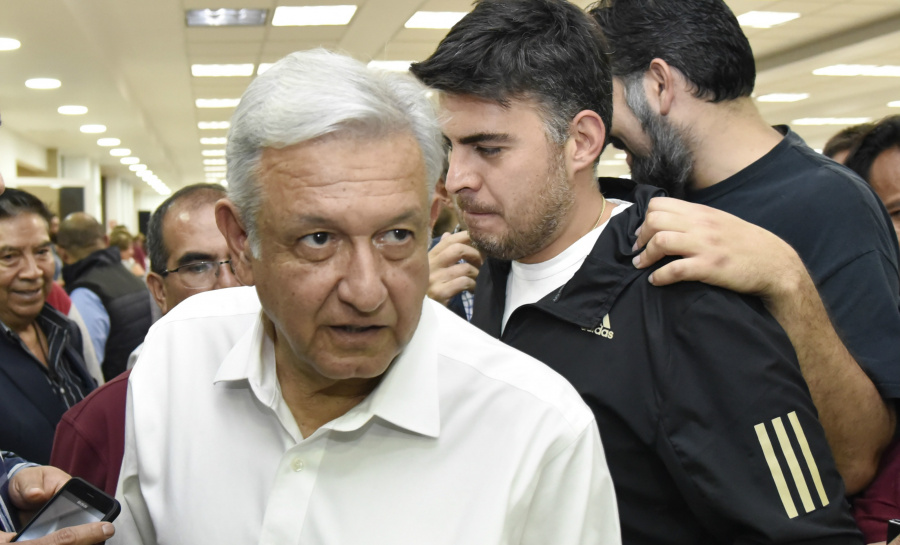 ...Y nombra a excolegas para Gabinete Financiero