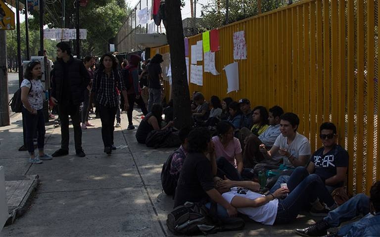 Alumnos de la Prepa 5 retiran bloqueo de Calzada del Hueso