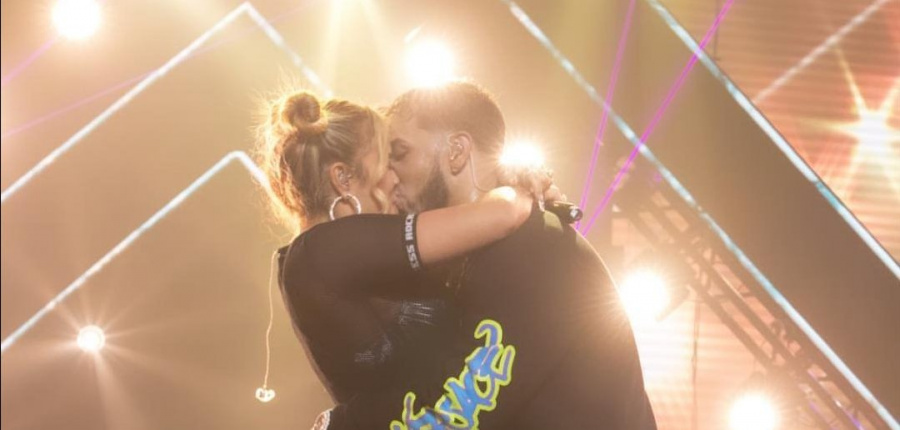 Karol G y Anuel AA confirman romance con apasionado beso