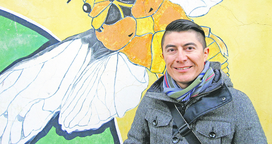 “La poesía es como un espejo en el que podemos ver nuestra historia”