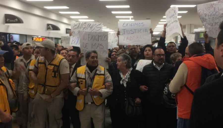 Trabajadores se manifiestan en Terminal 1 del AICM