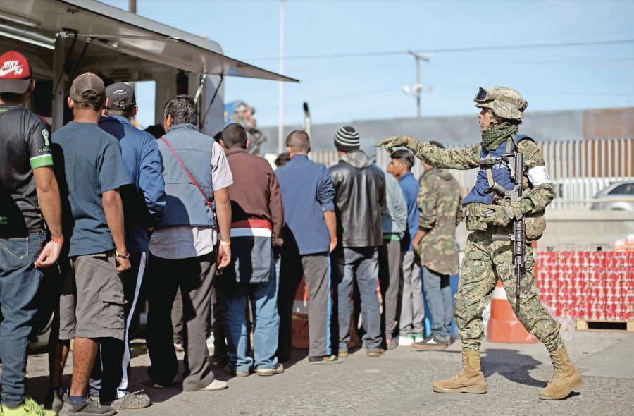 Trump da permiso a Ejército para disparar a inmigrantes