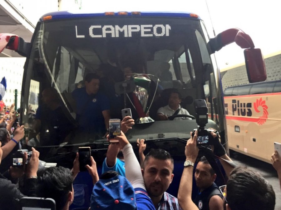 Fiesta de aficionados del Cruz Azul al llegar a CDMX