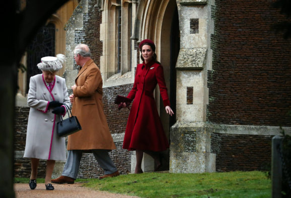 Familia real británica acude a misa de Navidad, sin duque de Edimburgo