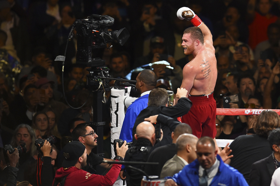 Canelo satisfecho tras ganar a Rocky Fielding