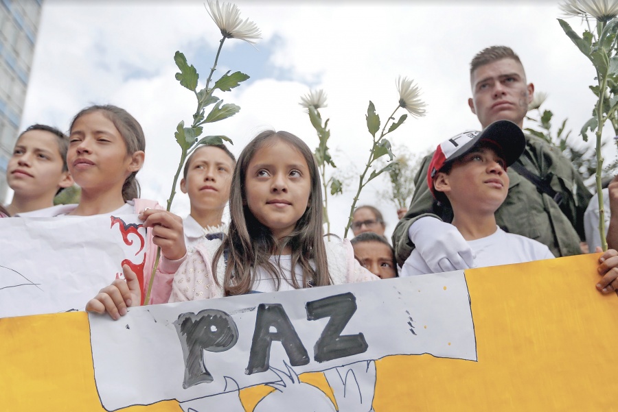 Colombianos acuden a las calles en nombre de la paz