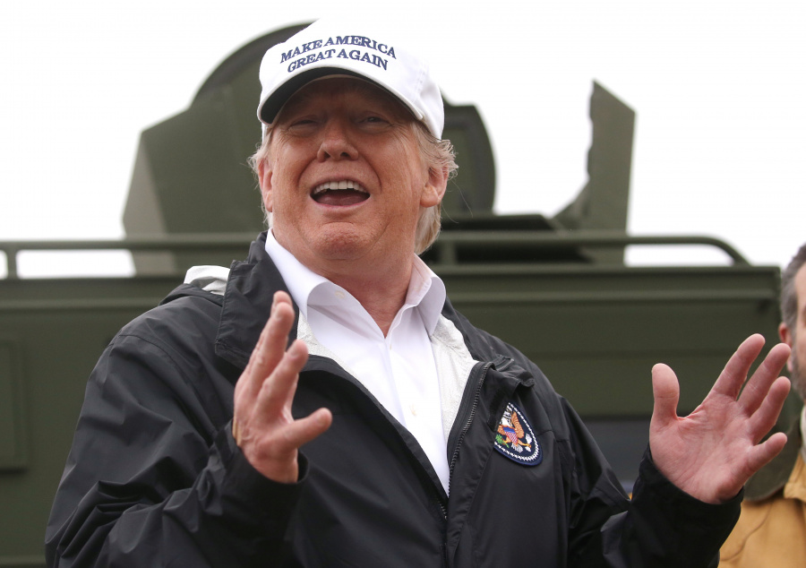 Trump se reúne con la Patrulla Fronteriza y asegura que habrá muro