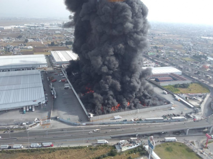 Se registra incendio en bodega de telas de Toluca