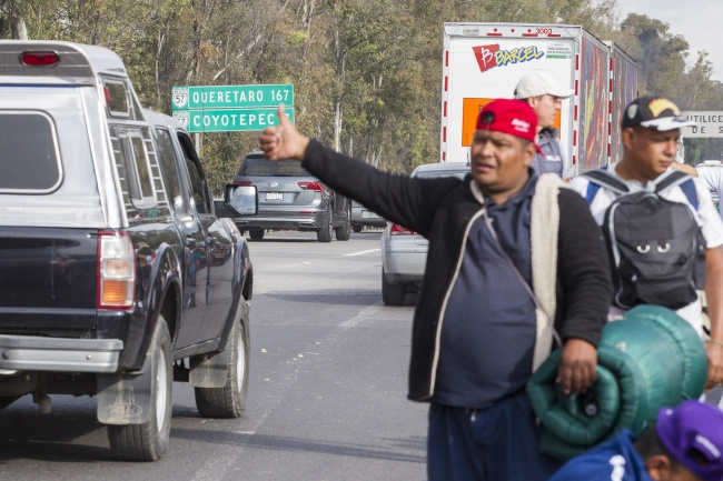 Migrantes caminan por Periférico Norte, se dirigen a Querétaro