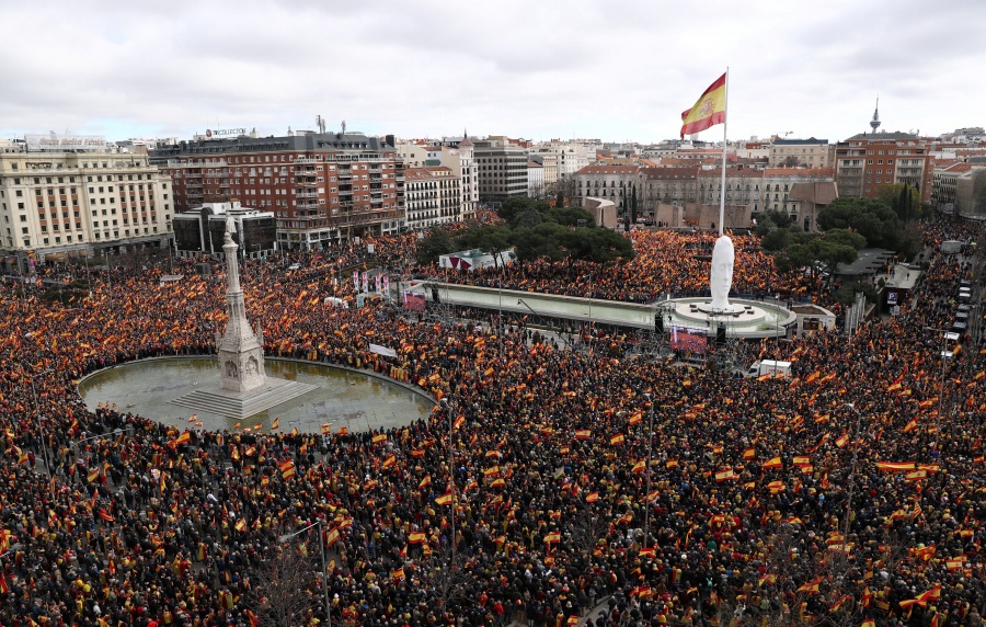 Miles de personas, marchan en España contra el gobierno de Pedro Sánchez